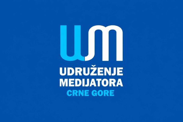 Logo Udruženja medijatora na plavoj pozadini